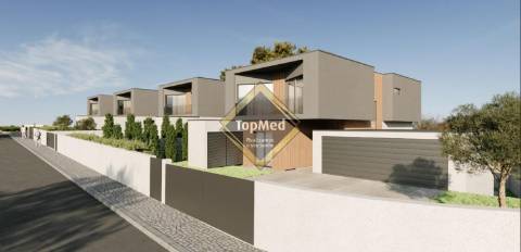 Moradias de luxo à entrada de Santo Tirso desde 480,000€.