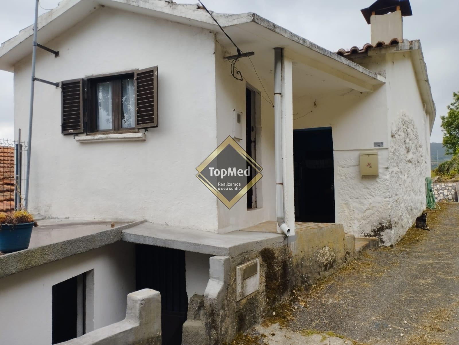 Moradia para restauro situada na região de Vieira do Minho,