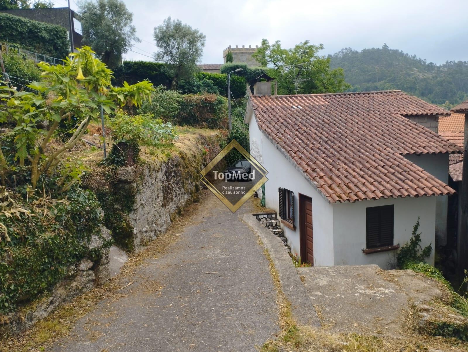 Moradia para restauro situada na região de Vieira do Minho,