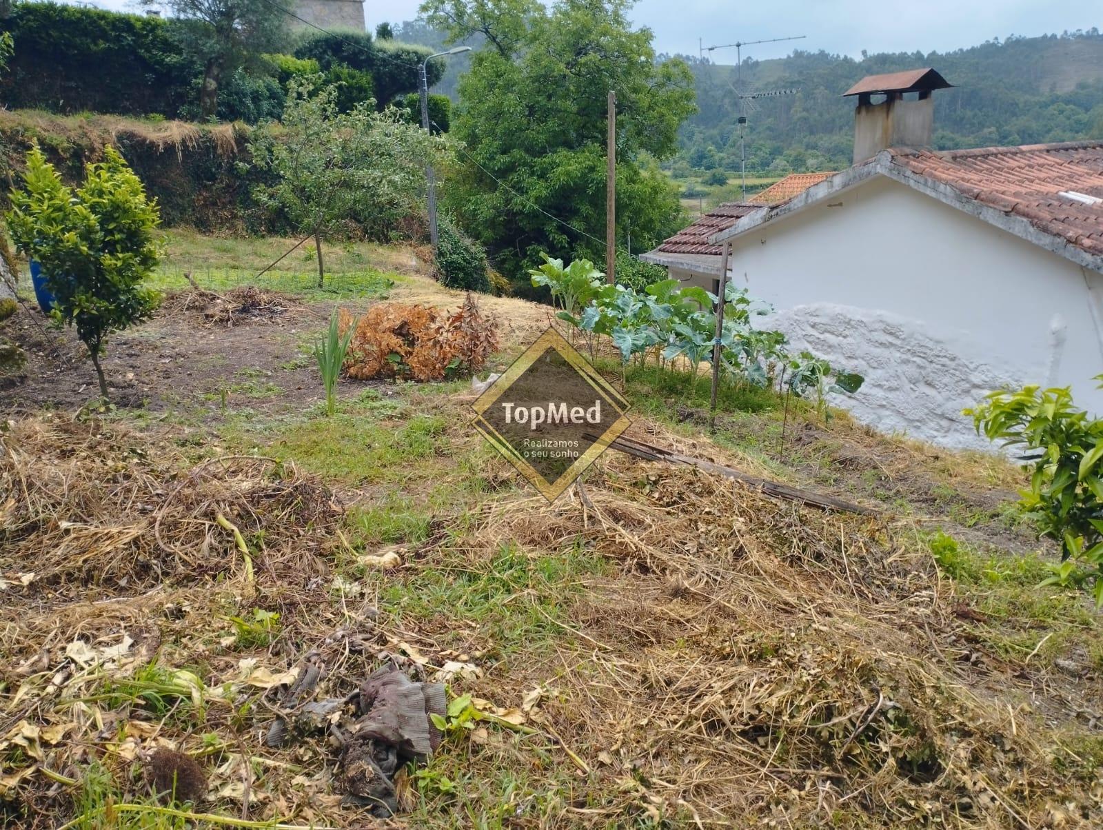 Moradia para restauro situada na região de Vieira do Minho,