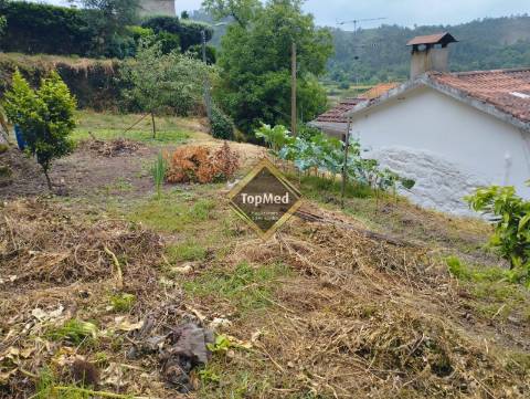 Moradia para restauro situada na região de Vieira do Minho,