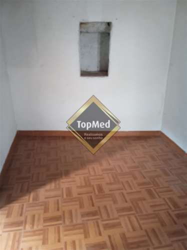 Moradia para restauro situada na região de Vieira do Minho,