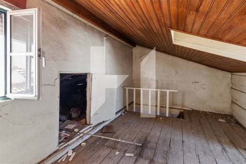 Edifício com Potencial Único em Alcântara — Lisboa