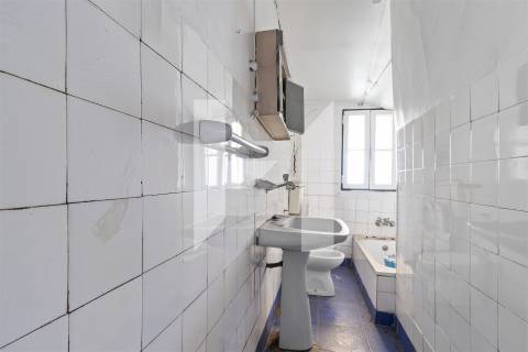 Edifício com Potencial Único em Alcântara — Lisboa