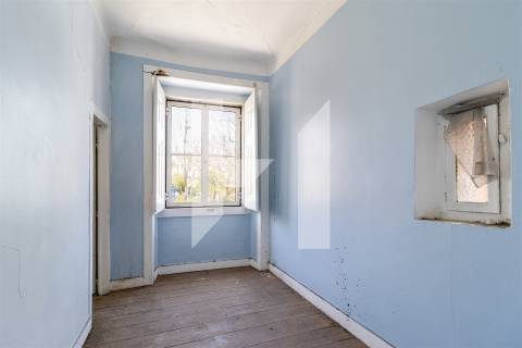 Edifício com Potencial Único em Alcântara — Lisboa