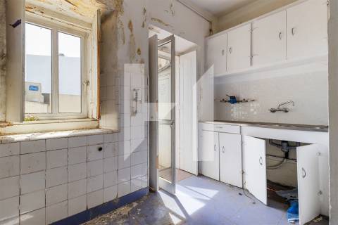 Edifício com Potencial Único em Alcântara — Lisboa