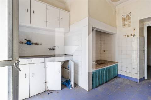 Edifício com Potencial Único em Alcântara — Lisboa