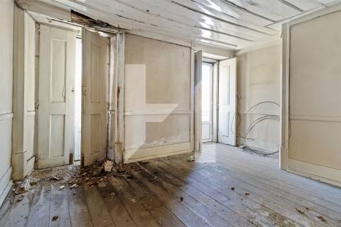 Edifício com Potencial Único em Alcântara — Lisboa