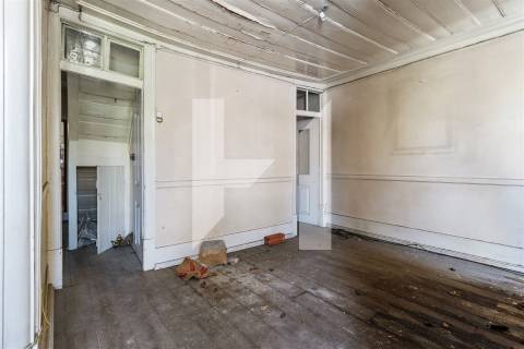 Edifício com Potencial Único em Alcântara — Lisboa