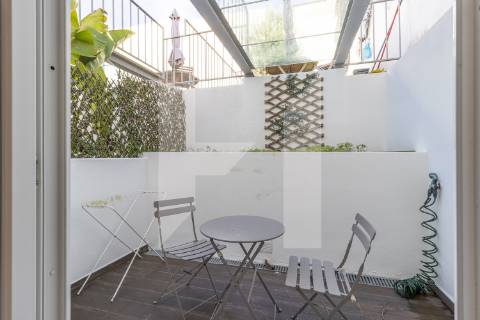 T1 luminoso com terraço em Alcântara - conforto, conveniência e vida de bairro