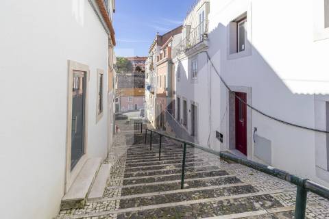 T1 luminoso com terraço em Alcântara - conforto, conveniência e vida de bairro