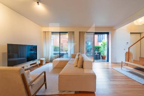 Moradia T4 em Belém com pátios e estacionamento | Condomínio privado