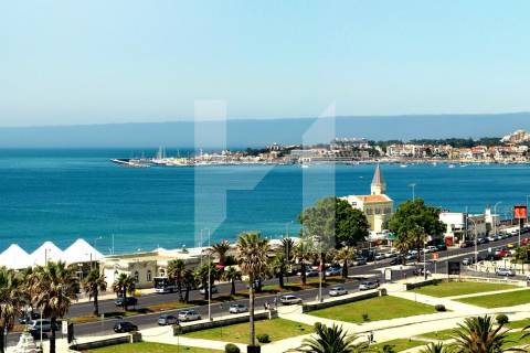 Penthouse T4 Duplex com Rooftop e Piscina Privada no Estoril