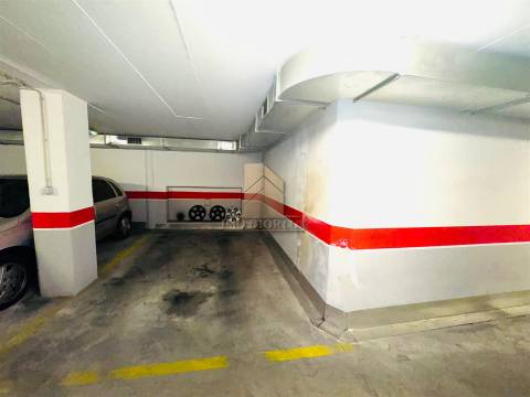 Garagem  Arrendamento em Mina de Água,Amadora