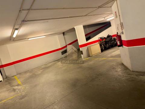 Garagem  Arrendamento em Mina de Água,Amadora