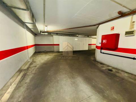 Garagem  Arrendamento em Mina de Água,Amadora