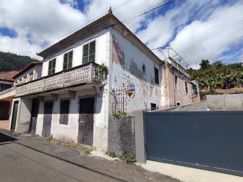 Moradia T4, Isolada, 2 andares, R/C Serviços, 1º Andar Habitação