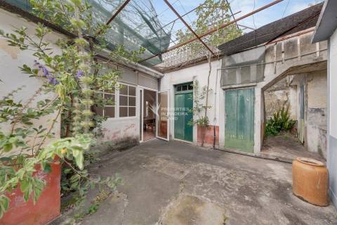 Moradia T4, Isolada, 2 andares, R/C Serviços, 1º Andar Habitação