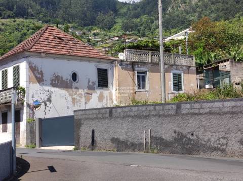 Moradia T4, Isolada, 2 andares, R/C Serviços, 1º Andar Habitação