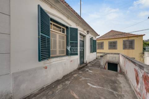 Moradia T4, Isolada, 2 andares, R/C Serviços, 1º Andar Habitação