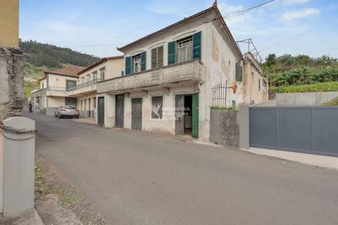 Moradia T4, Isolada, 2 andares, R/C Serviços, 1º Andar Habitação