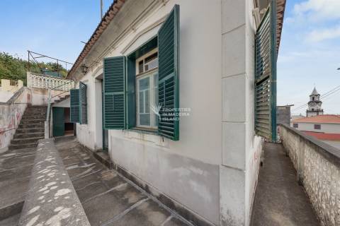 Moradia T4, Isolada, 2 andares, R/C Serviços, 1º Andar Habitação