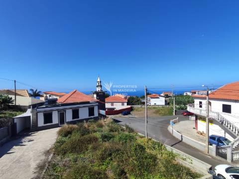 Moradia T4, Isolada, 2 andares, R/C Serviços, 1º Andar Habitação