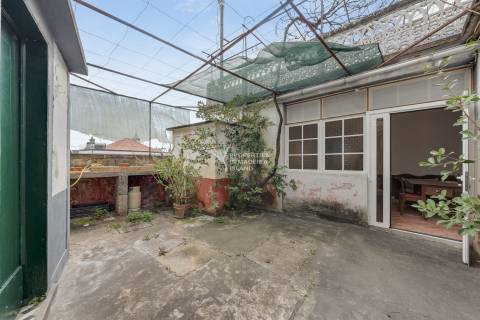 Moradia T4, Isolada, 2 andares, R/C Serviços, 1º Andar Habitação