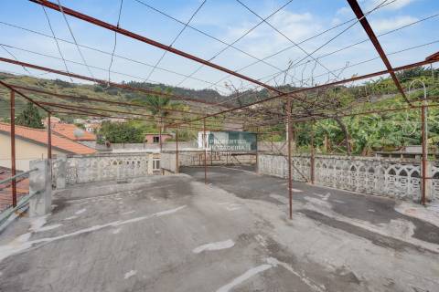 Moradia T4, Isolada, 2 andares, R/C Serviços, 1º Andar Habitação