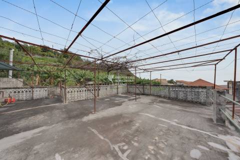 Moradia T4, Isolada, 2 andares, R/C Serviços, 1º Andar Habitação