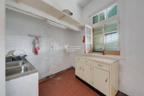 Moradia T4, Isolada, 2 andares, R/C Serviços, 1º Andar Habitação