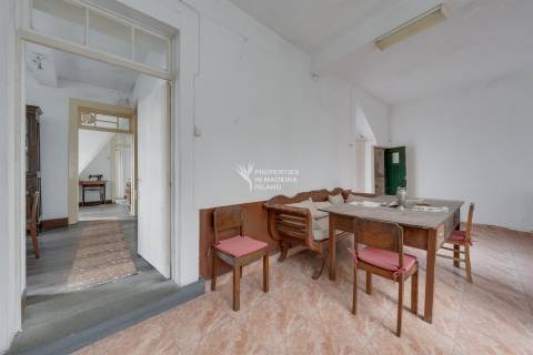 Moradia T4, Isolada, 2 andares, R/C Serviços, 1º Andar Habitação