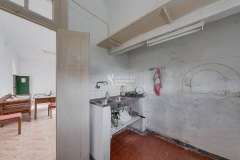 Moradia T4, Isolada, 2 andares, R/C Serviços, 1º Andar Habitação