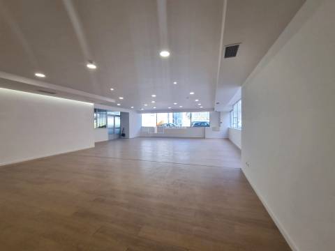 Loja em Lisboa, Junto ao El Corte Inglês, com várias montras