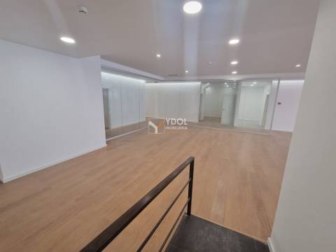 Loja em Lisboa, Junto ao El Corte Inglês, com várias montras