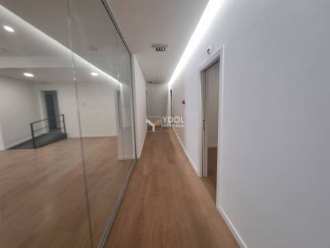 Loja em Lisboa, Junto ao El Corte Inglês, com várias montras