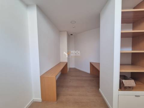 Loja em Lisboa, Junto ao El Corte Inglês, com várias montras