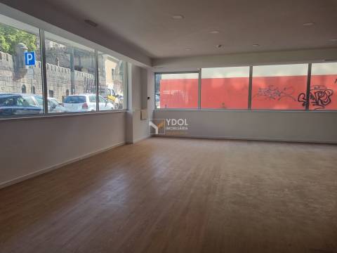 Loja em Lisboa, Junto ao El Corte Inglês, com várias montras