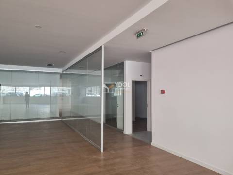 Loja em Lisboa, Junto ao El Corte Inglês, com várias montras