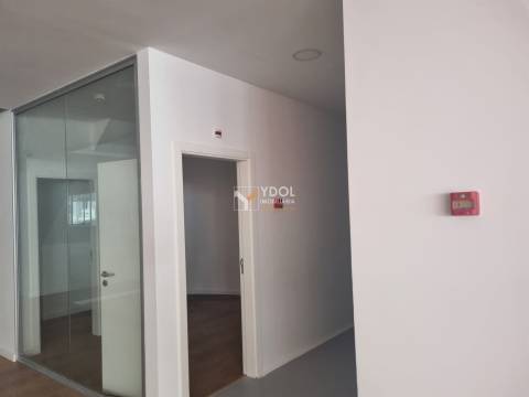 Loja em Lisboa, Junto ao El Corte Inglês, com várias montras