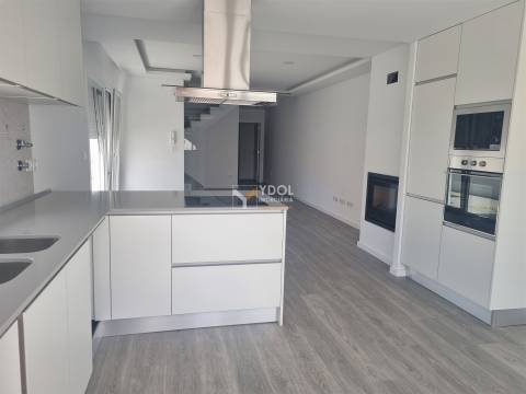 Moradia Geminada T3 Venda em Fernão Ferro,Seixal