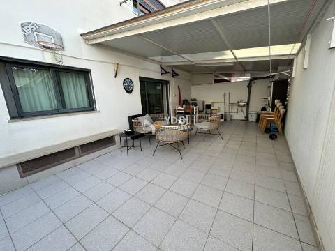 Excelente T3 no Alto do Seixalinho, com Garagem e Excelente espaço exterior