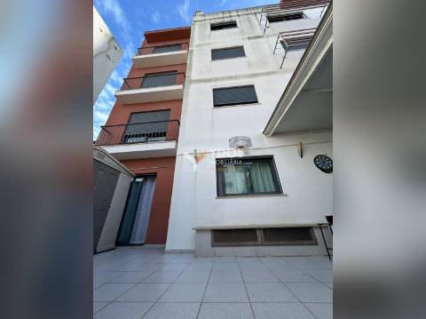 Excelente T3 no Alto do Seixalinho, com Garagem e Excelente espaço exterior