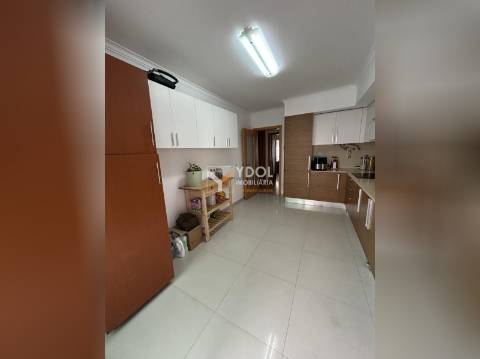 Excelente T3 no Alto do Seixalinho, com Garagem e Excelente espaço exterior