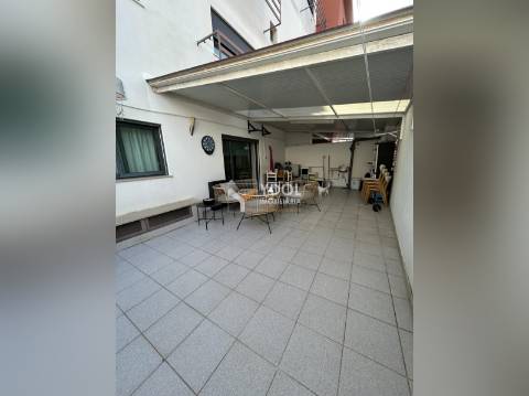 Excelente T3 no Alto do Seixalinho, com Garagem e Excelente espaço exterior