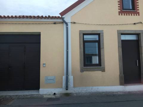 Moradia T2+1 - Remodelada - Eixo, Aveiro