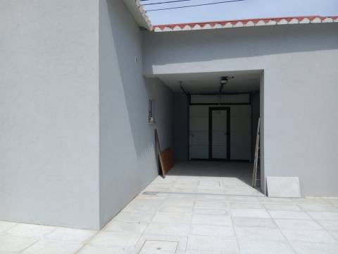 Moradia T2+1 - Remodelada - Eixo, Aveiro
