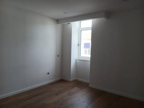 Moradia T2+1 - Remodelada - Eixo, Aveiro