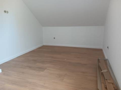 Moradia T2+1 - Remodelada - Eixo, Aveiro