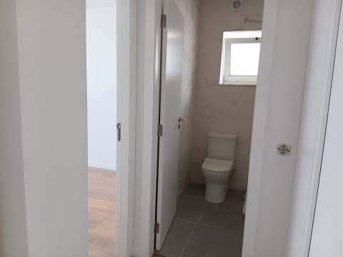 Moradia T2+1 - Remodelada - Eixo, Aveiro